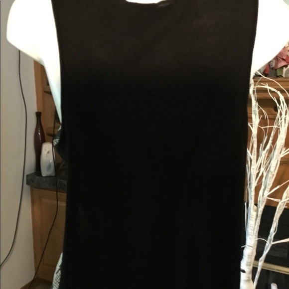 SOLD Cute B&W Blouse - Picture 4 of 5